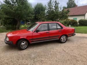 Ancienne voiture rouge avec jantes unique