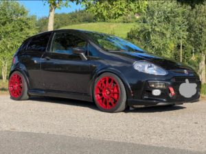 Voiture noir avec jantes rouge